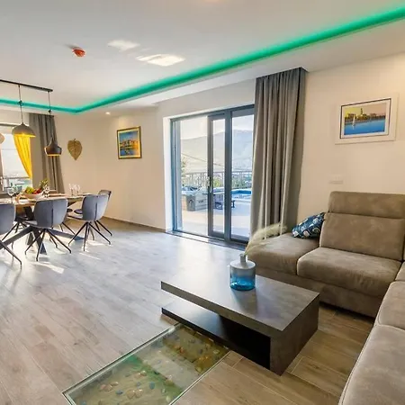 Luxury Stocia With Swimming Pool, Sauna And Jacuzzi In A Peaceful Location In Vakantiehuis *