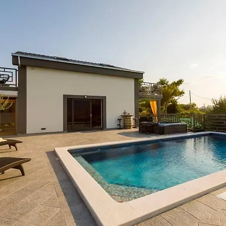 Luxury Stocia With Swimming Pool, Sauna And Jacuzzi In A Peaceful Location In Vakantiehuis *