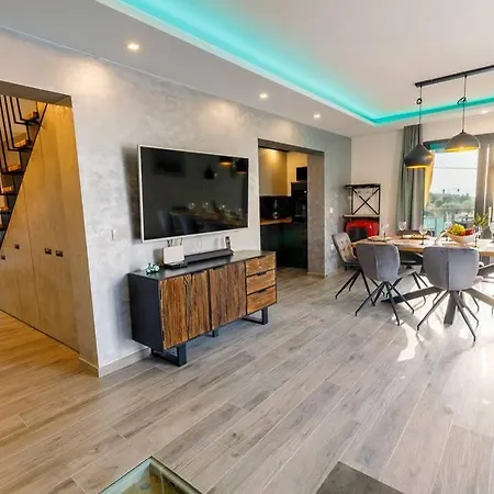 بيت للعطل Luxury Stocia With Swimming Pool, Sauna And Jacuzzi In A Peaceful Location In سبليت