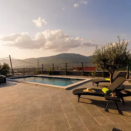 Luxury Stocia With Swimming Pool, Sauna And Jacuzzi In A Peaceful Location In Vakantiehuis *