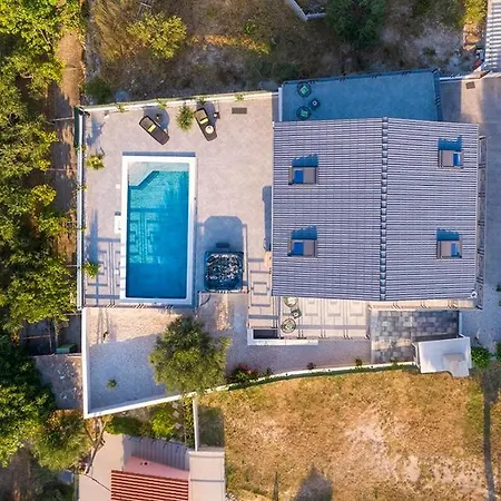 Vakantiehuis Luxury Stocia With Swimming Pool, Sauna And Jacuzzi In A Peaceful Location In Split