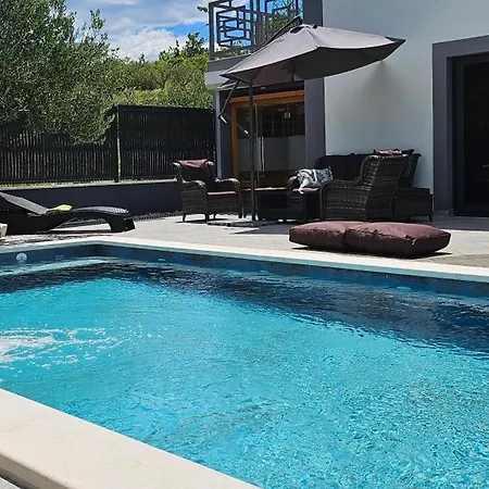 Luxury Stocia With Swimming Pool, Sauna And Jacuzzi In A Peaceful Location In بيت للعطل