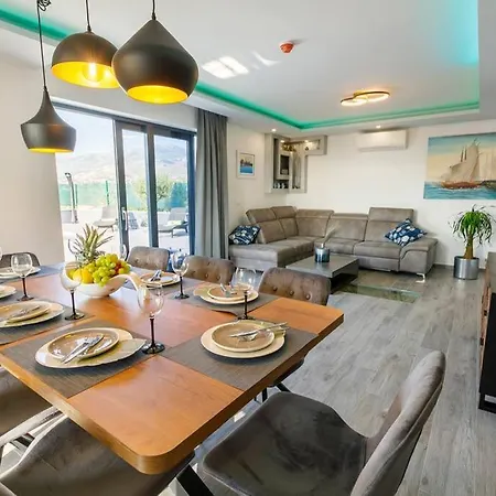 Vakantiehuis Luxury Stocia With Swimming Pool, Sauna And Jacuzzi In A Peaceful Location In Split
