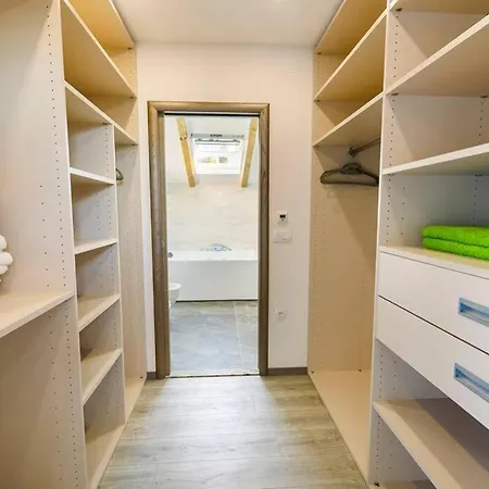 Luxury Stocia With Swimming Pool, Sauna And Jacuzzi In A Peaceful Location In * Split