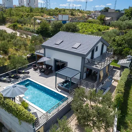 Luxury Stocia With Swimming Pool, Sauna And Jacuzzi In A Peaceful Location In * Split