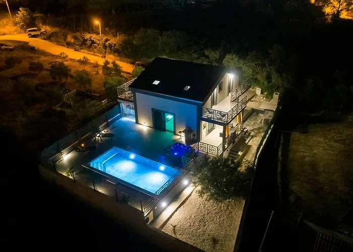 Luxury Stocia With Swimming Pool, Sauna And Jacuzzi In A Peaceful Location In Σπίτι διακοπών Σπλιτ