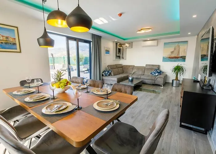 Dom wakacyjny Luxury Stocia With Swimming Pool, Sauna And Jacuzzi In A Peaceful Location In Split