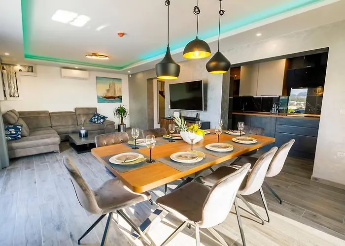 Luxury Stocia With Swimming Pool, Sauna And Jacuzzi In A Peaceful Location In Σπλιτ