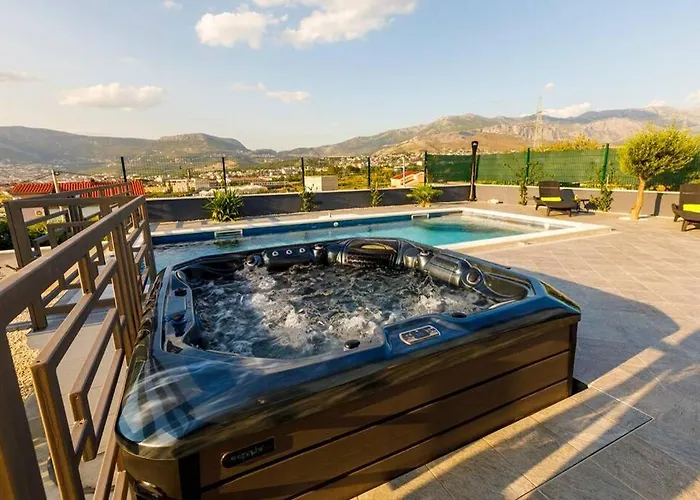 Luxury Stocia With Swimming Pool, Sauna And Jacuzzi In A Peaceful Location In * Σπλιτ