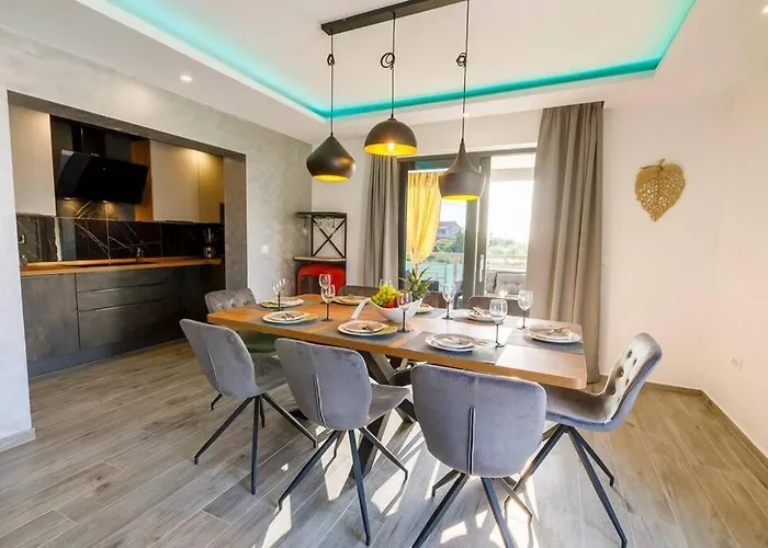 Luxury Stocia With Swimming Pool, Sauna And Jacuzzi In A Peaceful Location In Σπίτι διακοπών *