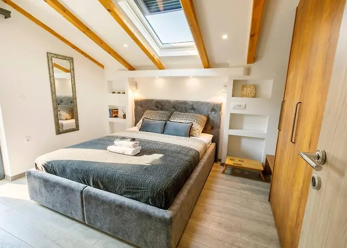 Luxury Stocia With Swimming Pool, Sauna And Jacuzzi In A Peaceful Location In Dom wakacyjny