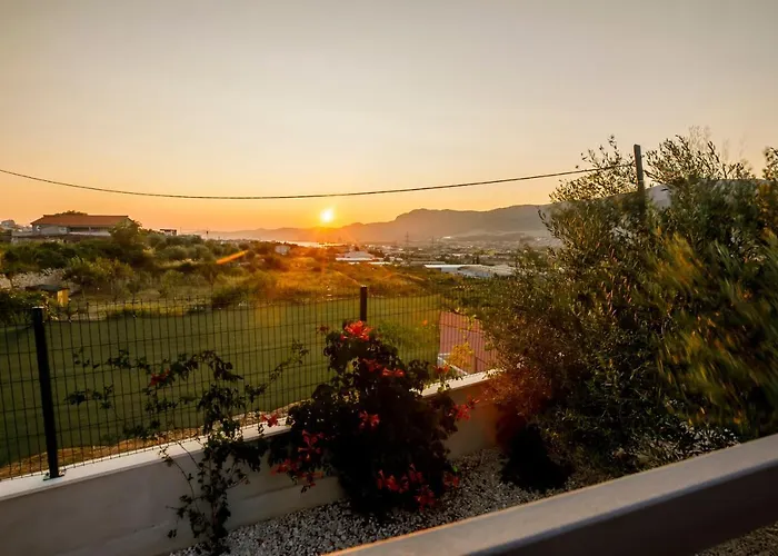 Luxury Stocia With Swimming Pool, Sauna And Jacuzzi In A Peaceful Location In Dom wakacyjny Split