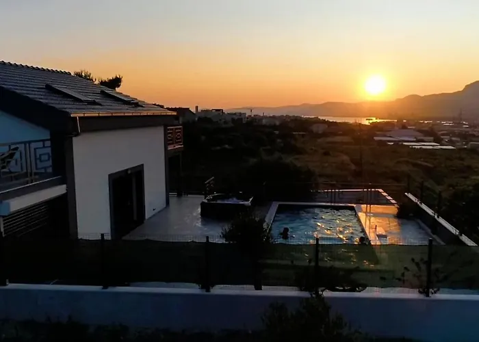 Luxury Stocia With Swimming Pool, Sauna And Jacuzzi In A Peaceful Location In Dom wakacyjny Split