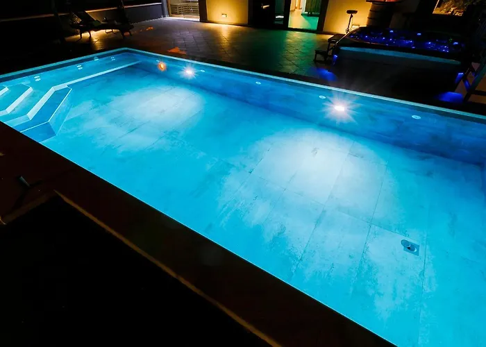 Luxury Stocia With Swimming Pool, Sauna And Jacuzzi In A Peaceful Location In Dom wakacyjny Split