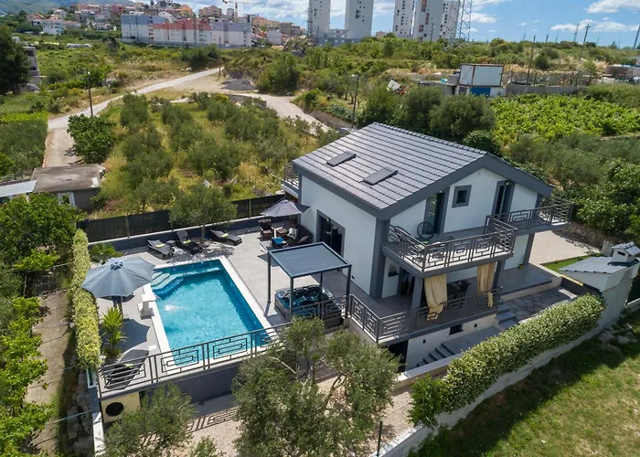 Dom wakacyjny Luxury Stocia With Swimming Pool, Sauna And Jacuzzi In A Peaceful Location In Split