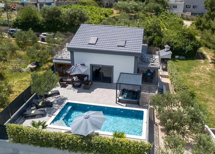 Luxury Stocia With Swimming Pool, Sauna And Jacuzzi In A Peaceful Location In Σπλιτ