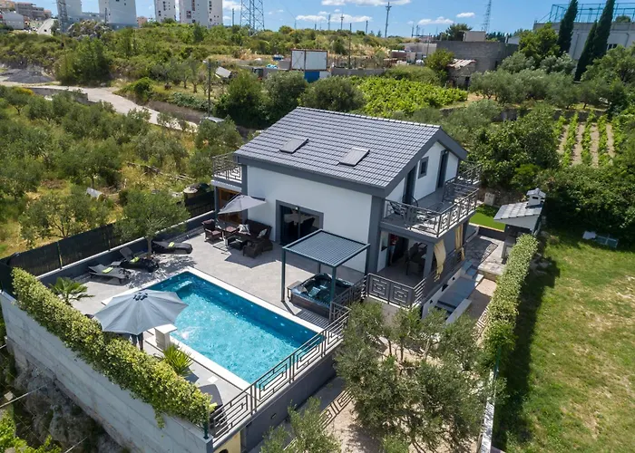 Luxury Stocia With Swimming Pool, Sauna And Jacuzzi In A Peaceful Location In * Σπλιτ