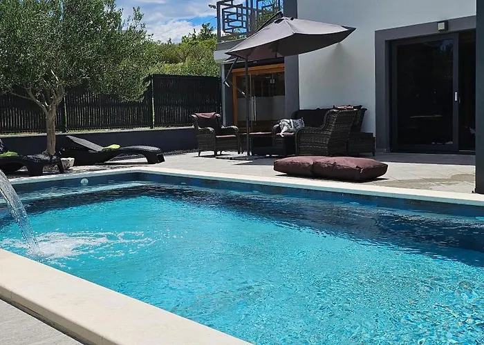 Luxury Stocia With Swimming Pool, Sauna And Jacuzzi In A Peaceful Location In Dom wakacyjny