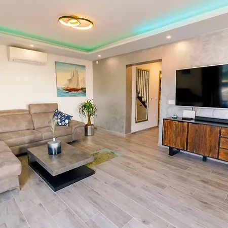 Luxury Stocia With Swimming Pool, Sauna And Jacuzzi In A Peaceful Location In Semesterbostad *