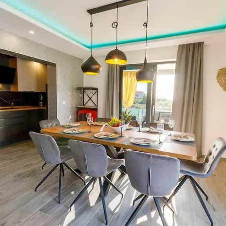 Luxury Stocia With Swimming Pool, Sauna And Jacuzzi In A Peaceful Location In Semesterbostad *